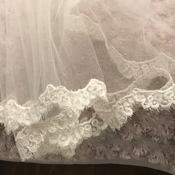 Ivory Lace Edge Veil - Picture 4 of 8